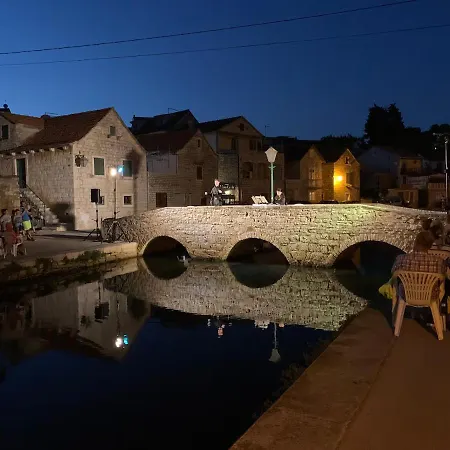 Picturesque Stonehouse In A Knockout Location