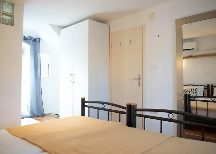 Picturesque Stonehouse In A Knockout Location *